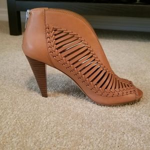 NWOT - Vince Camuto Tan Leather Heels